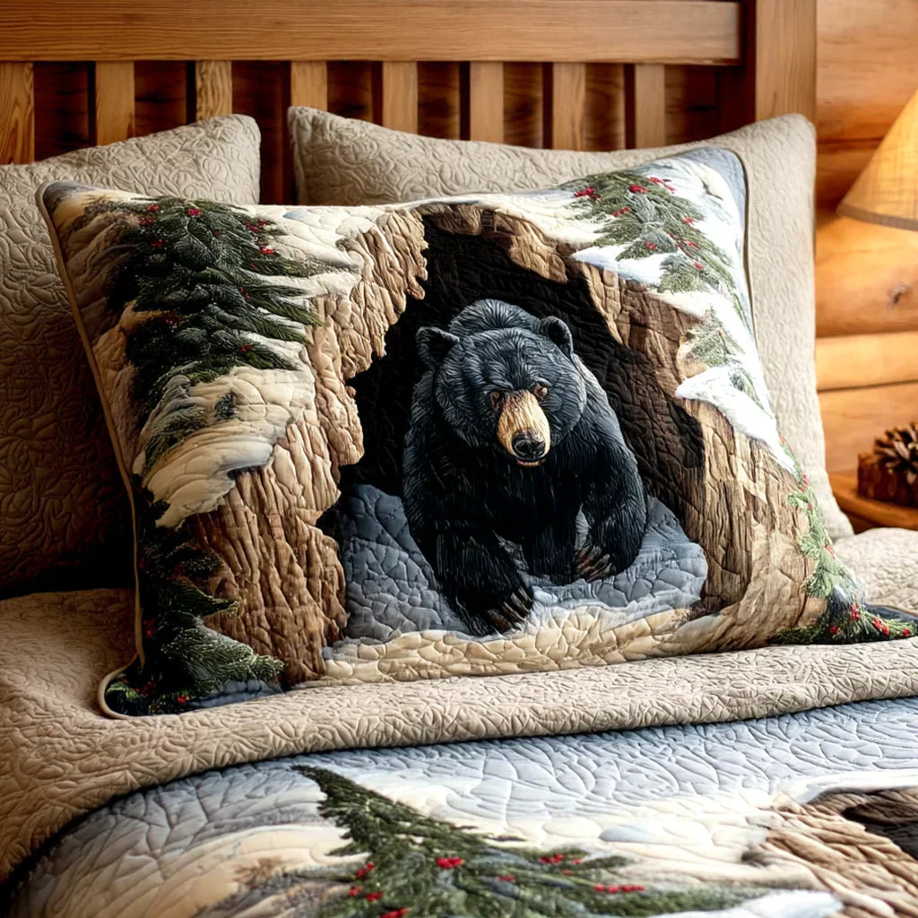 Housse de coussin matelassée à motif de refuge d'hiver douillet, posée sur un lit – Manon Deauville