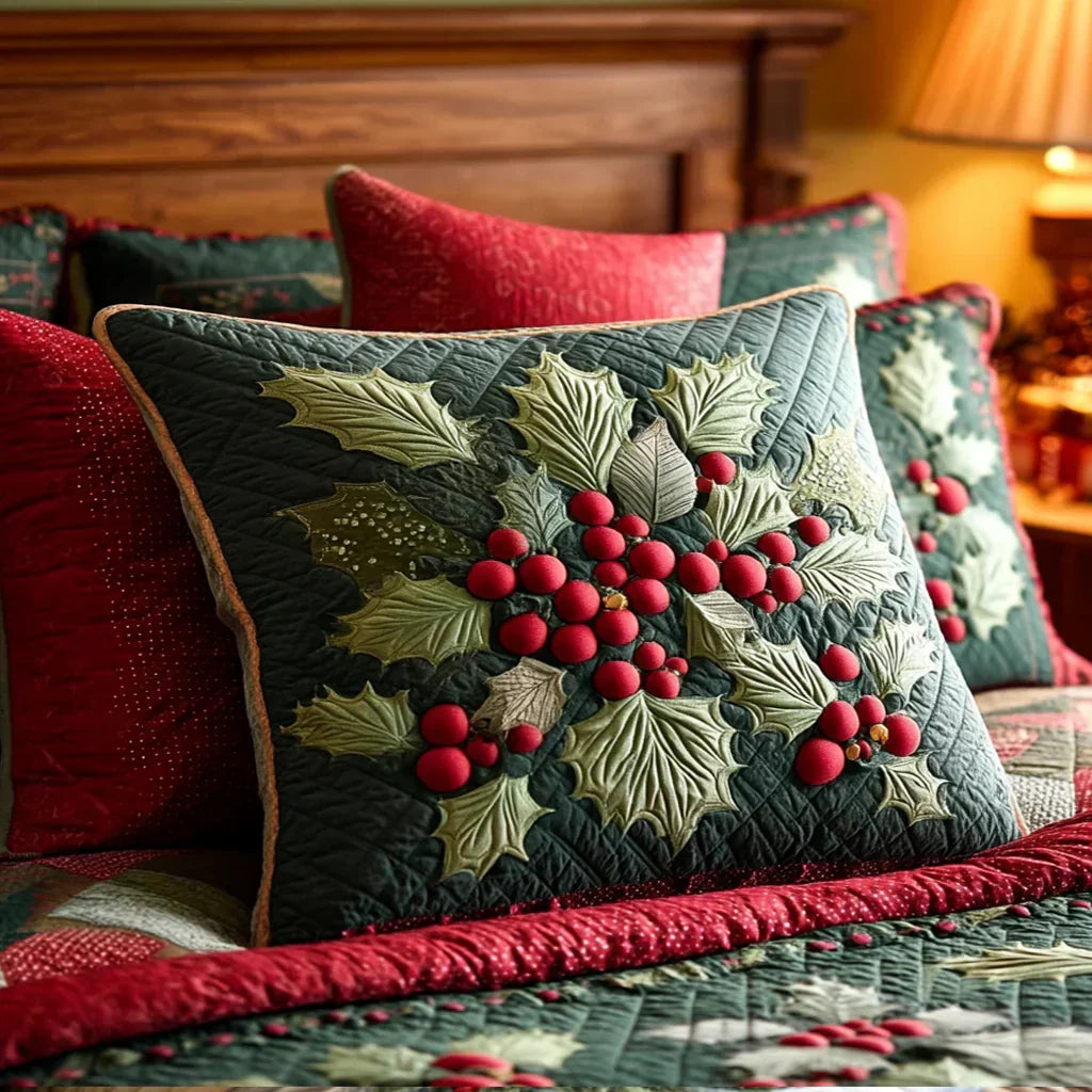 Housse de coussin matelassée à motif de houx et de baies rouges – Manon Deauville