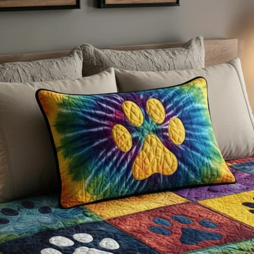 Housse de coussin matelassée à motif de pattes et de cœurs, posée sur un lit – Manon Deauville