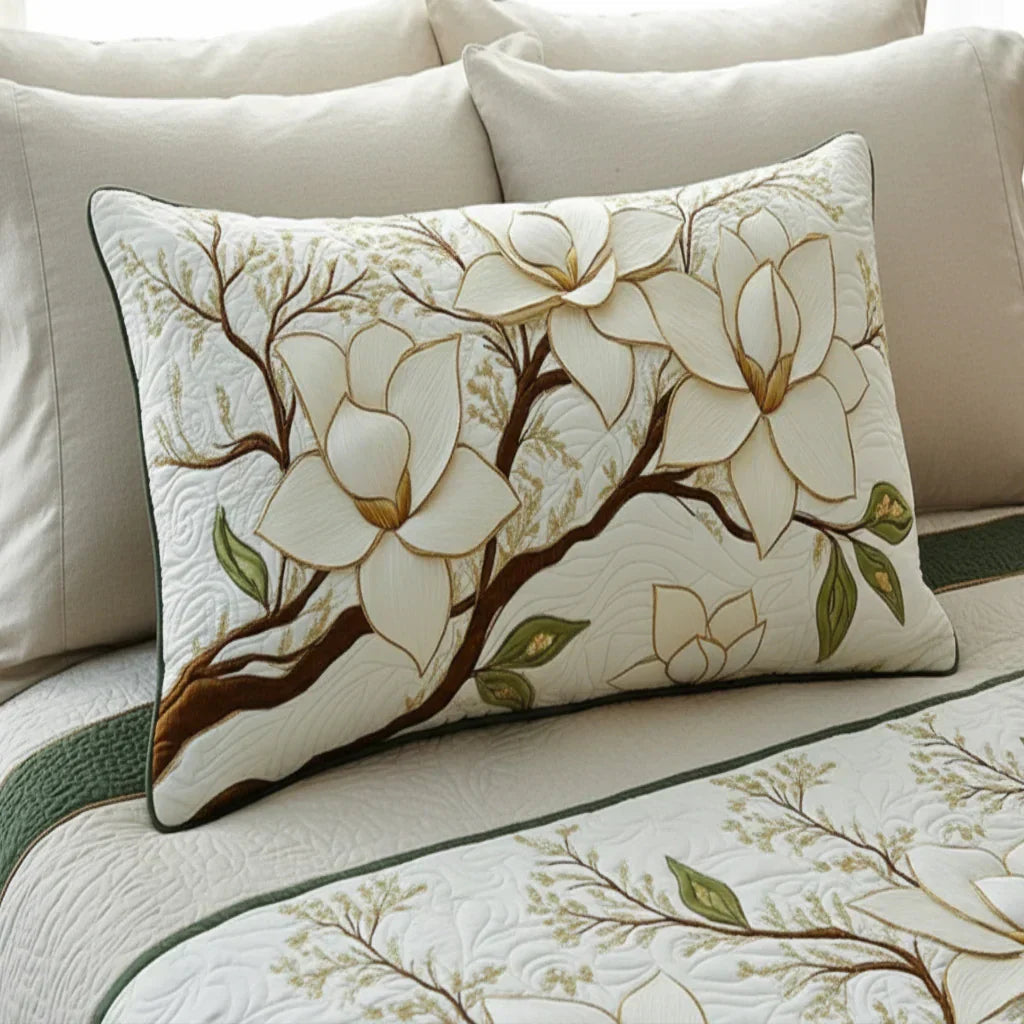Housse de coussin matelassée à motif de magnolias roses et blancs – Manon Deauville