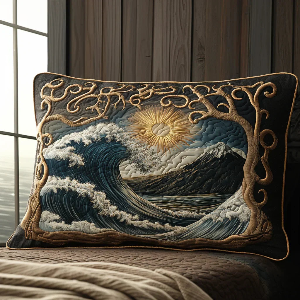 Housse de coussin matelassée à motif de vagues dans des tons bleus, posée sur un lit – Manon Deauville