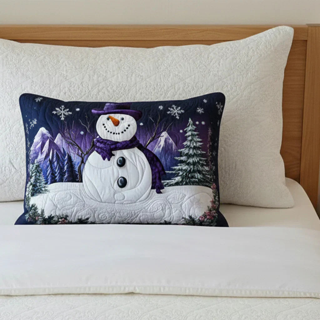 Housse de coussin matelassée à motif de bonhomme de neige dans des tons violets – Manon Deauville